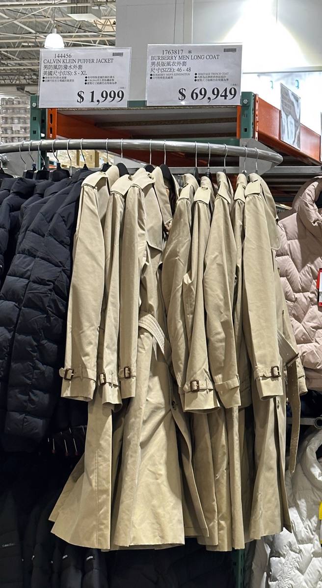 高雄大顺店将风衣挂起来，但网友仍觉得看起来不像7万元的商品。（网友授权提供）