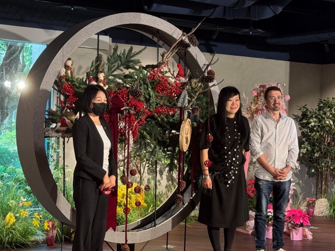 中华花艺设计协会与法国籍设计师协力，提供今年圣诞红义卖活动最大件作品，并由饭店业者竞标成功，收入全捐给脊髓伤友做公益。（王柏森摄）