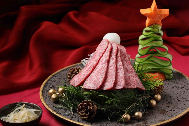 「醉香慕赫老饕」别具心裁的「圣诞帽」视觉增添节庆色彩。（禾马烧肉提供）