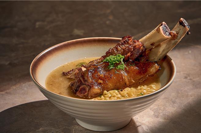 和牛肋排白汤拉麵。（SKY Lab提供）