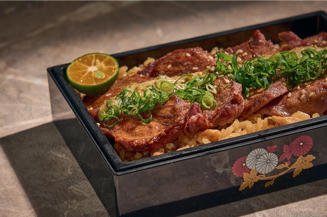 碳烤牛舌．剥皮辣椒炊饭。（SKY Lab提供）