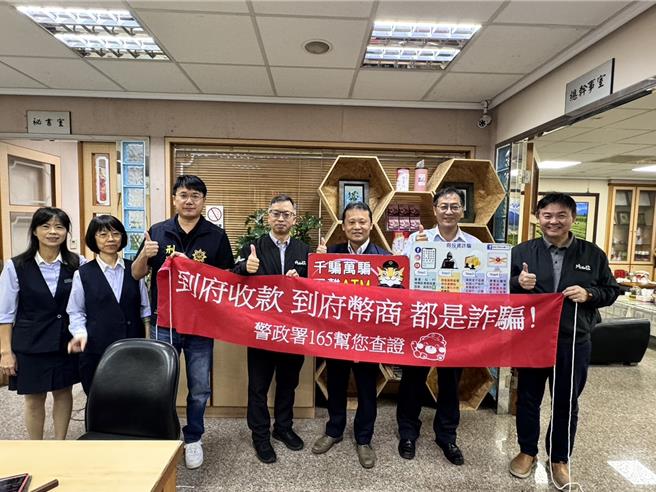 2024年12月5日苗栗县／随着年底将近，农、渔会选举进入尾声，苗栗警分局长潘嘉旺5日拜会苗栗市农会总干事谢锦明及柜员。（读者提供／吕丽甄苗栗传真）