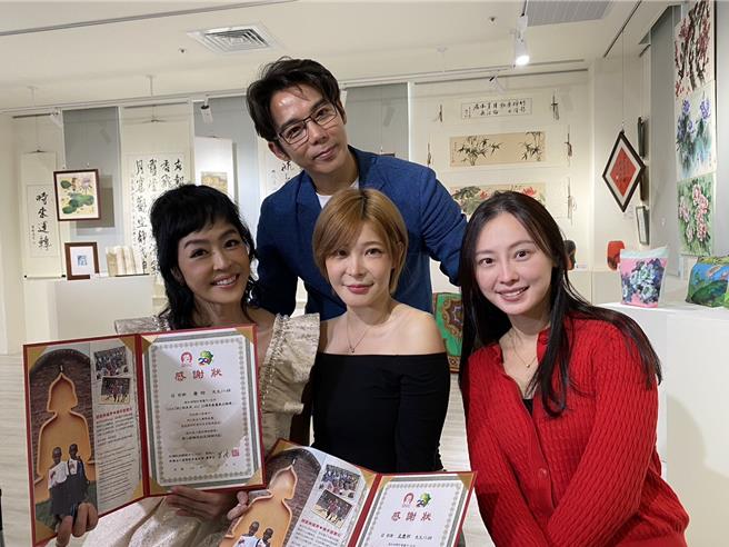 唐玲（左起）、陳子強、孟慶而、璟宣出席公益活動。（記者林奕如攝）