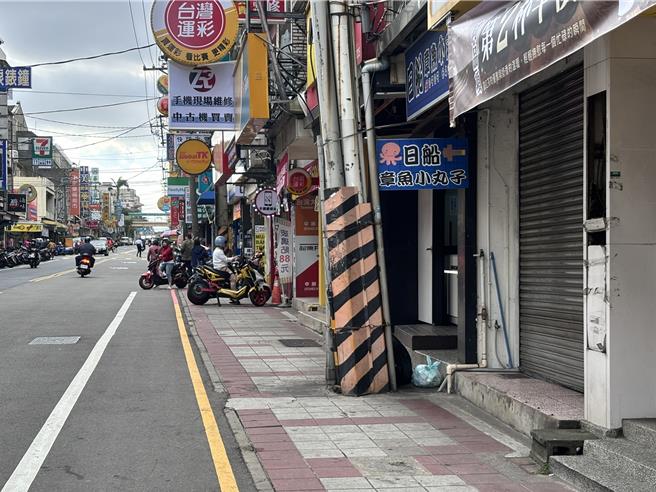 桃园市杨梅区中兴路，位于埔心过车站正前方，邻近周边学区、市场等，人流多、车辆往来频繁，行人行经就必须走上马路与车争道，或是走入住宅骑楼，险象环生。桃园市政府获2000万元改善该路。桃园市人本交通推动协会也提出5大诉求，希望市府採纳并尽速施作。（廖姮玥摄）