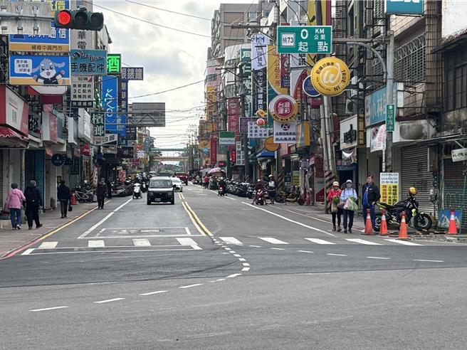 桃园市杨梅区中兴路，位于埔心过车站正前方，邻近周边学区、市场等，人流多、车辆往来频繁，行人行经就必须走上马路与车争道，或是走入住宅骑楼，险象环生。桃园市政府获2000万元改善该路。桃园市人本交通推动协会也提出5大诉求，希望市府採纳并尽速施作。（廖姮玥摄）