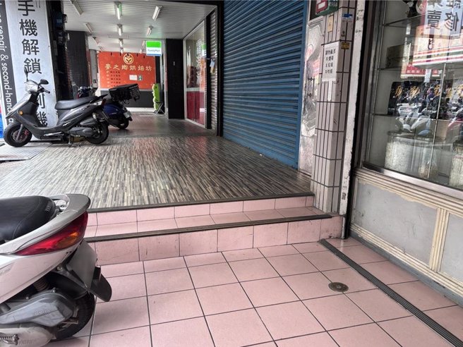 桃园市杨梅区中兴路，位于埔心过车站正前方，邻近周边学区、市场等，人流多、车辆往来频繁，行人行经就必须走上马路与车争道，或是走入住宅骑楼，险象环生。桃园市政府获2000万元改善该路。桃园市人本交通推动协会也提出5大诉求，希望市府採纳并尽速施作。（廖姮玥摄）