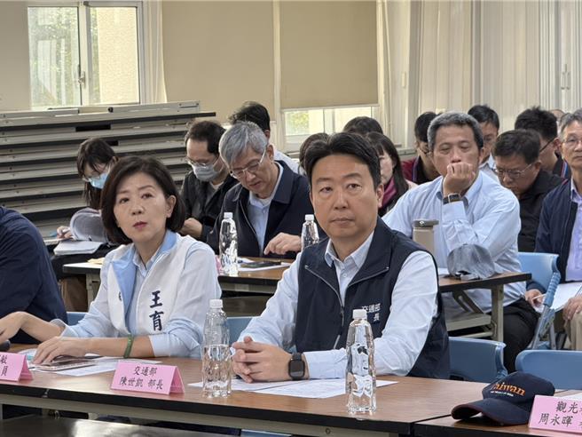 立委王育敏邀来交通部长陈世凯考察民雄铁路高架化工程规画。（廖素慧摄）