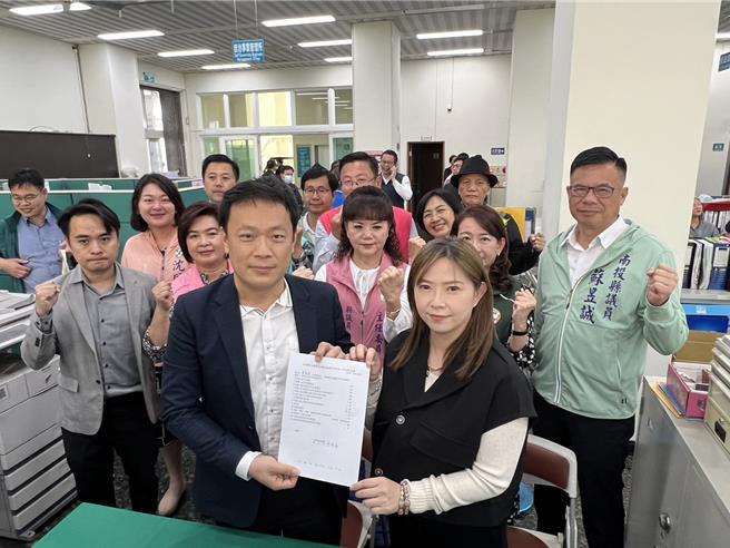 绿营南投县议员蔡铭轩在立委罗美玲、党内议员及乡镇长陪同下，至镇公所登记参选草屯镇长补选。（杨静茹摄）