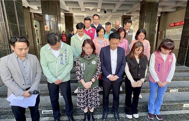 蔡铭轩登记参选草屯镇长补选，在镇公所前默哀1分钟，追悼猝逝的草屯镇长简景贤。（杨静茹摄）