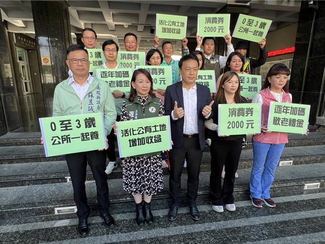 南投县议员蔡铭轩提出草屯消费券加码至2000元、敬老金将逐年提高、0至3岁加发扶幼育儿金等政见。（杨静茹摄）