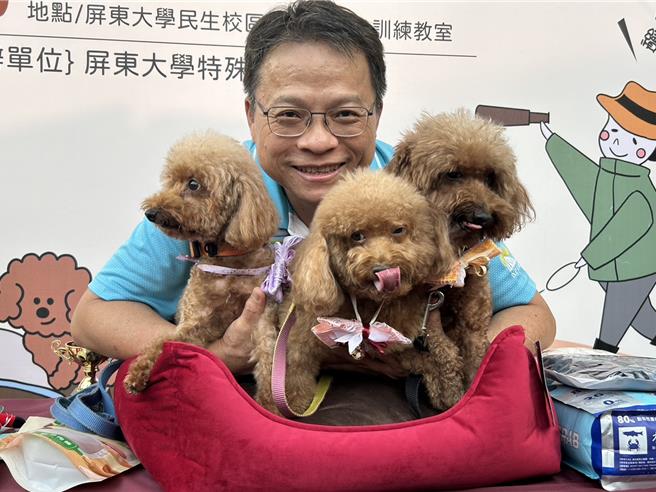 由屏东大学训练的3只学习辅助犬，Baby、Bruce与Bonni，7年服务数千人次，校方5日考量牠们的年龄及身体状况后为牠们举办温馨退休典礼。（谢佳潾摄）