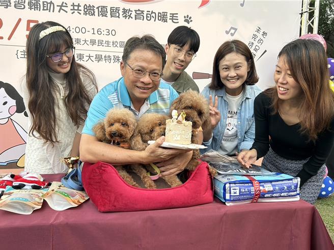 由屏东大学训练的3只学习辅助犬，Baby、Bruce与Bonni，7年服务数千人次，校方5日考量牠们的年龄及身体状况后为牠们举办温馨退休典礼。（谢佳潾摄）