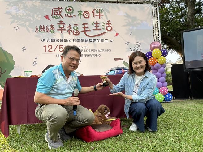 由屏东大学训练的3只学习辅助犬，Baby、Bruce与Bonni，7年服务数千人次，校方5日考量牠们的年龄及身体状况后为牠们举办温馨退休典礼。（谢佳潾摄）