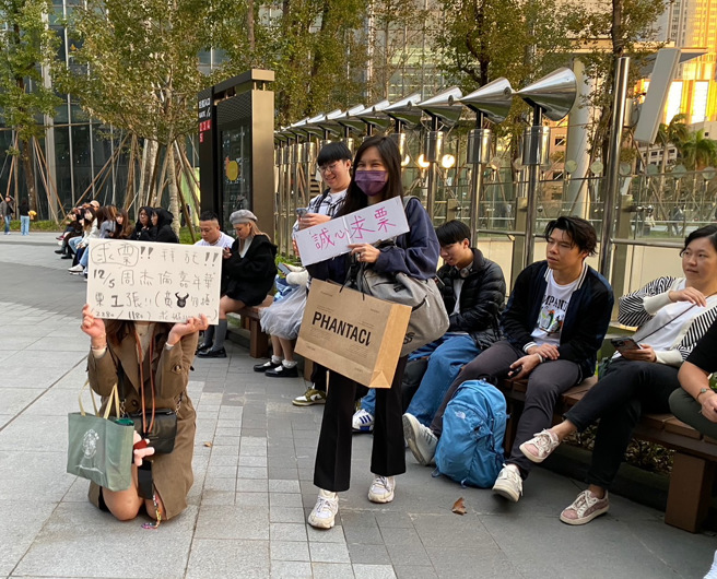 周杰伦睽违7年在台湾开演唱会，5日在大巨蛋一连开唱4场，有女歌迷不惜跪地求票。（许雅淳摄）