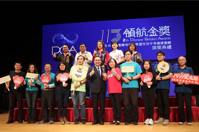 侯友宜颁赠年度最佳领航奉献给社团法人中华基督教救助协会。（社会局提供）