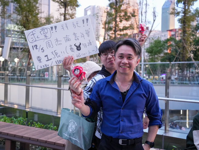 天王周杰伦5日在大巨蛋开演唱会，有歌迷下午在场外举牌求票。（罗永铭 摄）