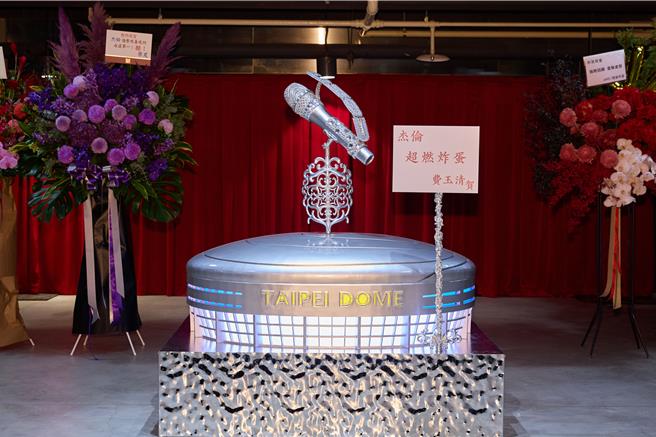 費玉清送上「超燃炸蛋」賀禮，祝周杰倫演唱會成功。（杰威爾提供）