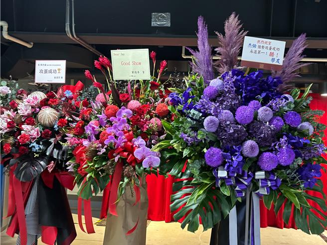 張學友、劉德華送花祝周杰倫演唱會成功。（黃雯犀攝）