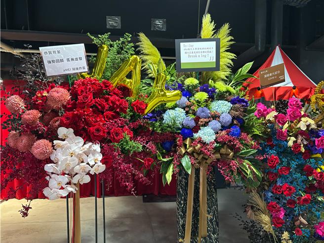 張惠妹、JJ、蕭敬騰送花祝周杰倫演唱會成功。（黃雯犀攝）