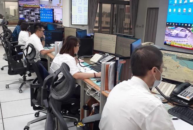 据屏东县政府消防局统计，今年1至11月119报案电话的无效电话高达2万4000余通，其中以无声挂断占多数，让忙于受理报案的人员相当无奈。（屏东消防局提供／谢佳潾屏东传真）