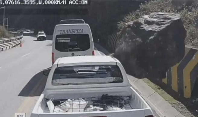 秘鲁近日发生天降巨石砸中汽车的重大意外，导致车上4人中的2名大陆男子与1名台湾女性不幸罹难。（截自网路）