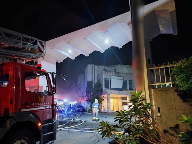 顺天堂新店厂的厂房晚间发生火警，消防队正在抢救中。（翻摄画面）