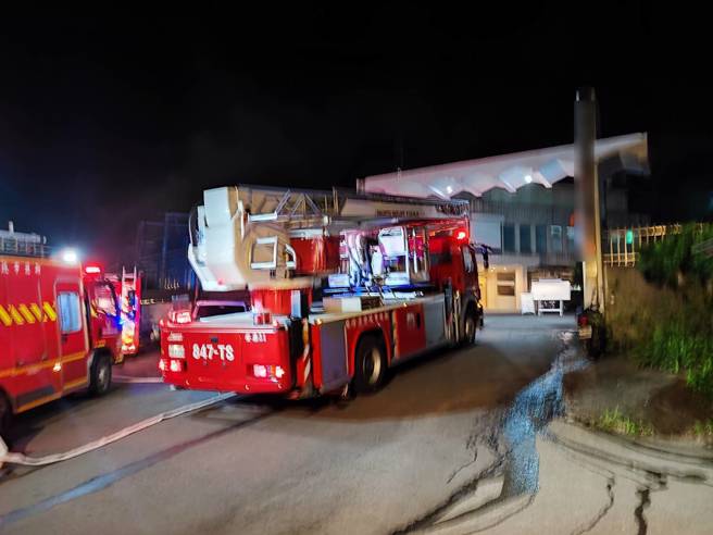 顺天堂新店厂的厂房晚间发生火警，消防队正在抢救中。（翻摄画面）