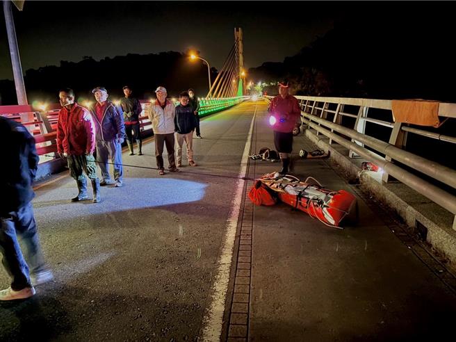 搜救人员5日晚间在鹿谷小半天桥下发现一具男浮尸，就是报失踪协寻的失联男子，全案交由检警侦办。（民眾提供／杨静茹南投传真）