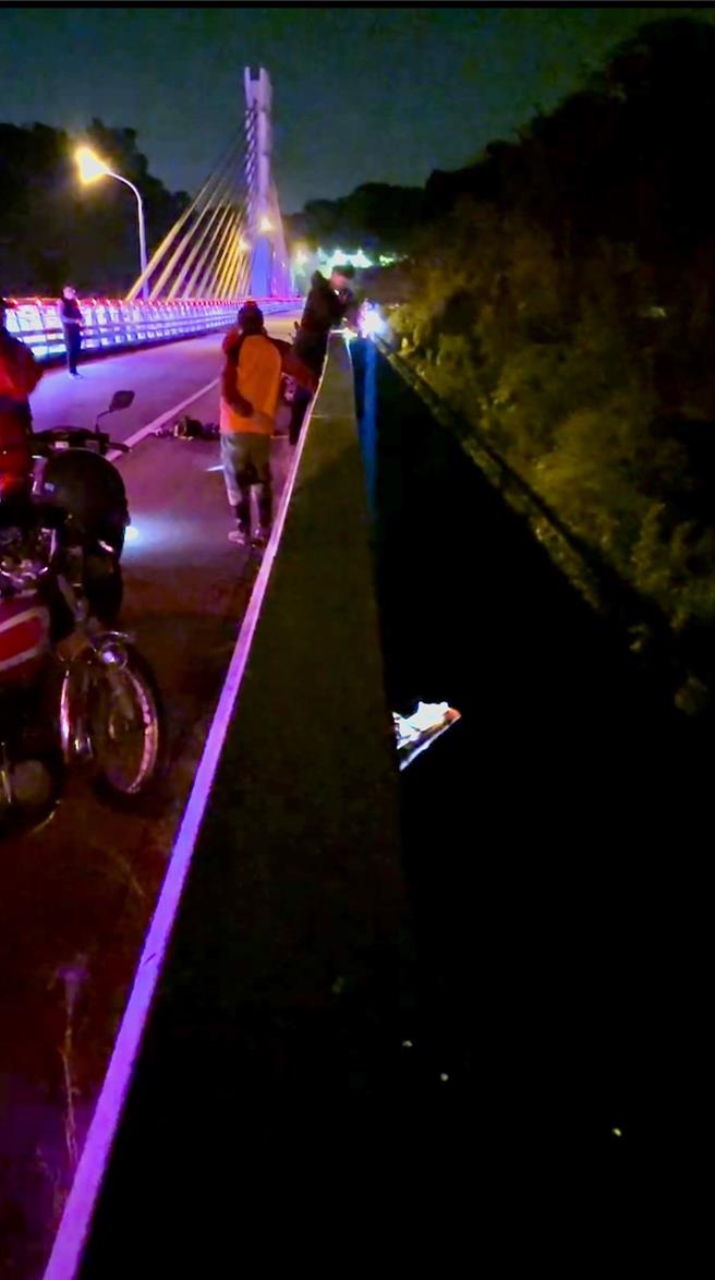 鹿谷小半天桥下发现一具男浮尸，搜救人员合力将遗体吊挂上桥面。（民眾提供／杨静茹南投传真）