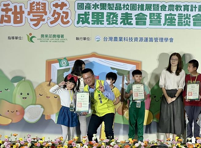 都会区的学童吃过凤梨，可能以为凤梨从树上摘的？农粮署举行国产水果制品校园推广暨食农教育，5日举行成果发表。（杨静茹摄）