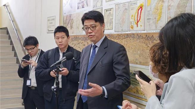 陸委會主委邱垂正（中）。（藍孝威攝）