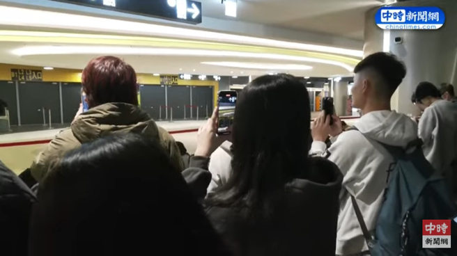 周杰伦睽违7年在台湾开唱，抢不到票的粉丝只好坐在演唱会入口处听漏音版当作安慰。（图／摄自YT@中时新闻网）