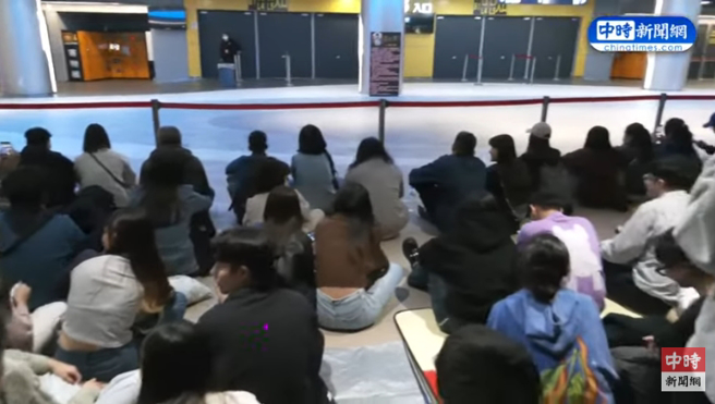周杰伦睽违7年在台湾开唱，抢不到票的粉丝只好坐在演唱会入口处听漏音版当作安慰。（图／摄自YT@中时新闻网）