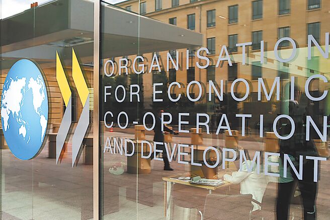 OECD看好经济增长和通膨继续降温，但警告若川普大幅调高关税，情势可能逆转。图／美联社