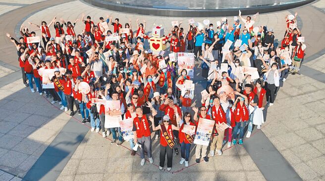 台新志工偕10家社福团体在投票最后一天于SKM Park Outlet进行促票。图／台新银行公益慈善基金会提供