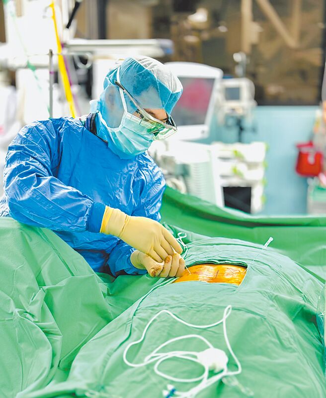 振興醫院骨科鄭士豪醫師以新的高頻熱凝療法，為患者治療下背、頸椎及坐骨神經痛等病症。圖／業者提供