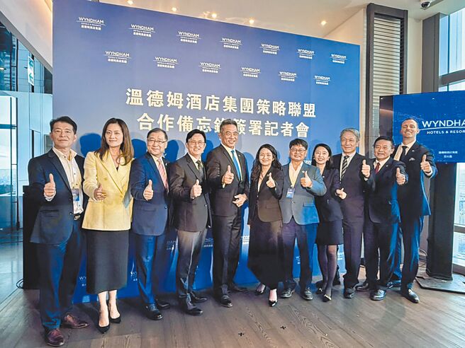 旅居文旅董事長兼執行長魏秋富（左四）、溫德姆酒店集團亞太區總裁黃俊安（左五）、雀客國際酒店集團執行長莊正均（左六）、三好國際酒店集團董事長陳國周（左七）於簽署合作備忘錄儀式合影。圖／林宜蓁