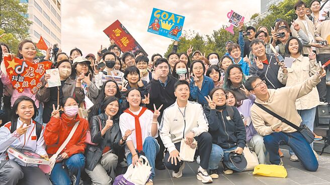 陆生参访团4日下午参访台积创新馆，离开前奥运金牌名将马龙（首排右三）、杨倩（首排右四），与在场守候的粉丝大合照。（王惠慧摄）