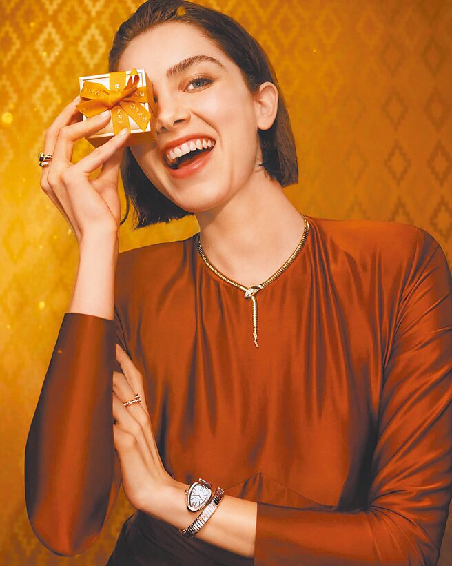 寶格麗推薦節慶檔期珠寶與皮包配件等耶誕禮物。（BVLGARI提供）