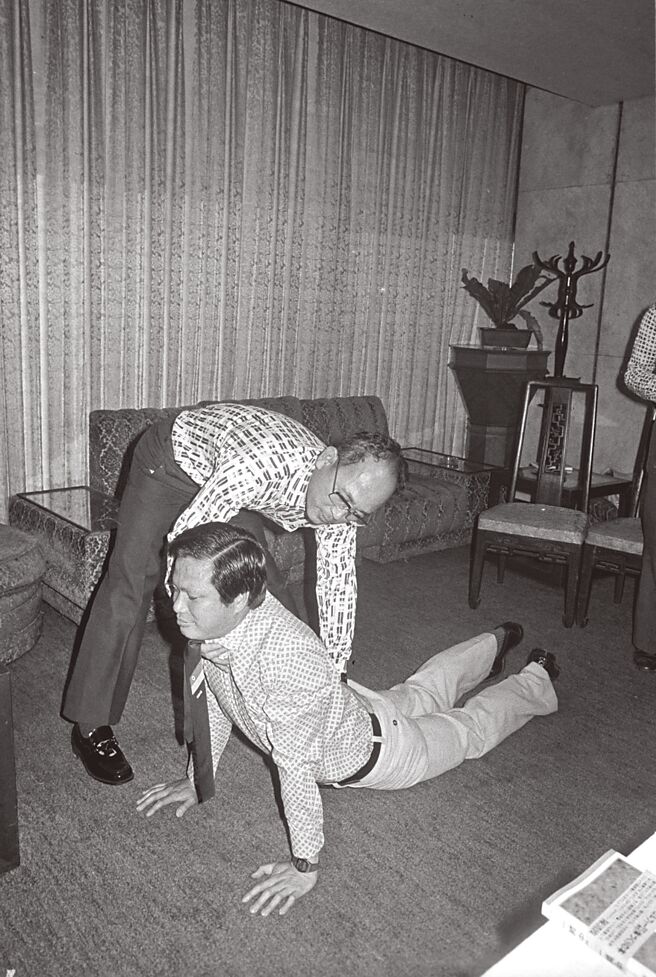 日本高球教练田中诚一（上）于1981年应谢敏男（下）之邀来台传授选手正确而有效的体能训练方法。（本报资料照片）