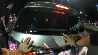 多元計程車趕著去載客 慘了竟然「刁車」！暖警現身助脫困