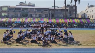 嘉女校慶嗨翻天！男教官穿短裙跳啦啦隊 驚豔全場