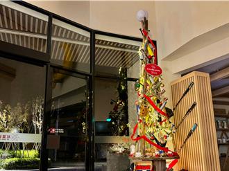 棒球耶誕樹超吸睛！紅葉谷點燈 捐球具免費泡溫泉