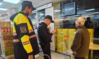 阿公獨坐超商茫然又疲憊 龍潭暖警關懷助平安返家