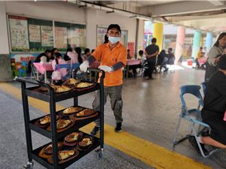 這所偏鄉學校營養午餐吃牛排餐！ 校方犒賞600名小朋友吃尾牙