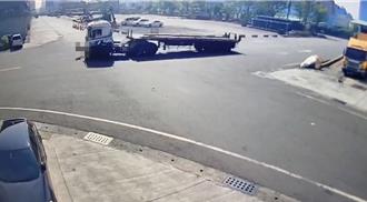 撞擊瞬間曝！高雄港曳引車與機車相撞　騎士傷重送醫不治