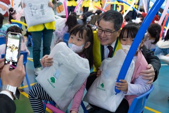 2024寒冬送暖  国泰幸福耶诞列车起跑