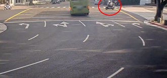 總統官邸前死亡車禍！公車與機車撞擊 騎士送醫不治