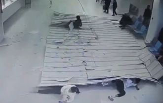 驚悚畫面曝光！廣東4民眾排隊領藥 遭「整片天花板」掉落壓傷