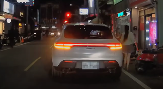 辛苦了短裙小姐姐？保時捷「臨停擋車道」 遭酸：送晚餐很重要